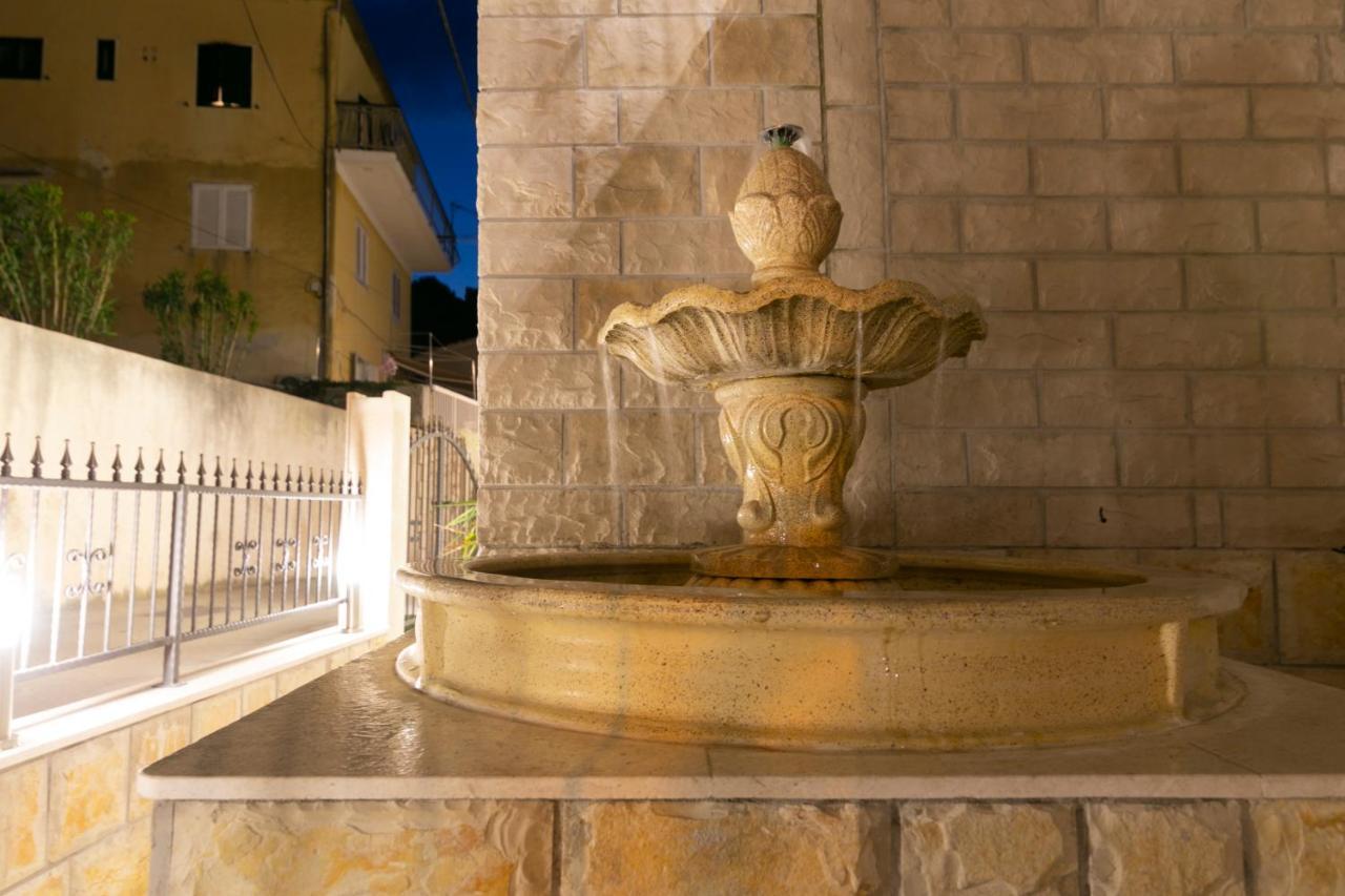 Royal Rina Apartmani Stomorska Ngoại thất bức ảnh