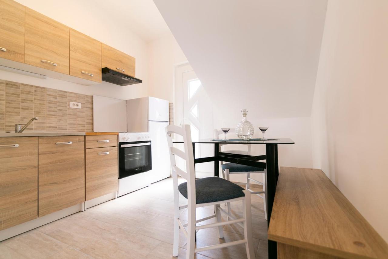 Royal Rina Apartmani Stomorska Ngoại thất bức ảnh