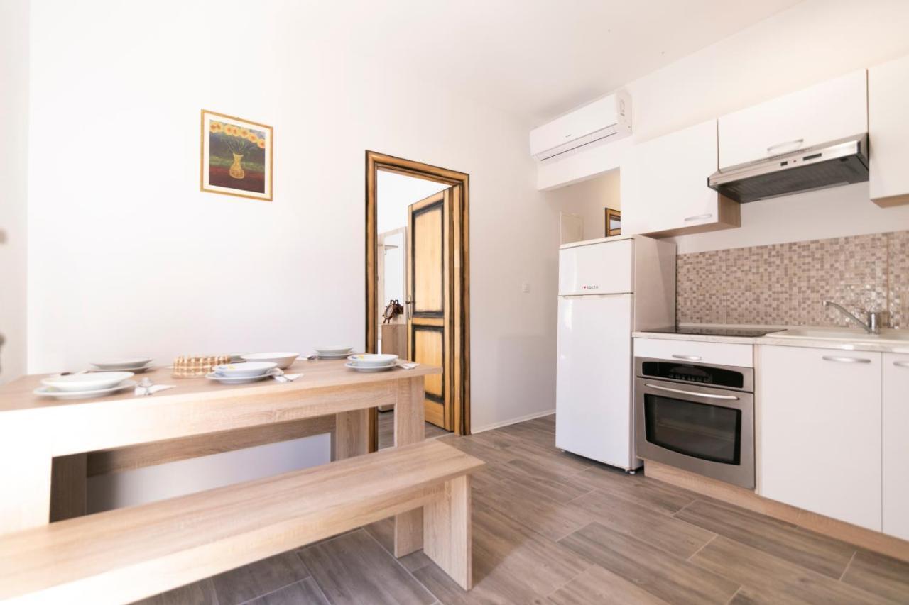 Royal Rina Apartmani Stomorska Ngoại thất bức ảnh