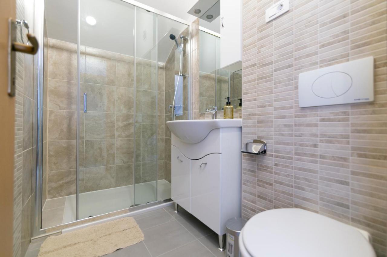 Royal Rina Apartmani Stomorska Ngoại thất bức ảnh